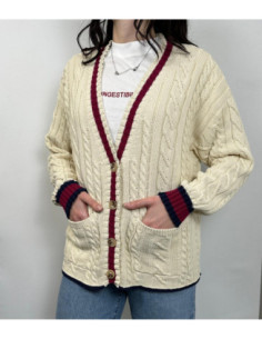 Cardigan in maglia con maniche lunghe. Chiusura frontale con bottoni