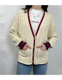 Cardigan in maglia con maniche lunghe. Chiusura frontale con bottoni 2