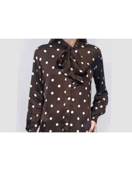 Tensione In Camicia A Pois Con Fiocco