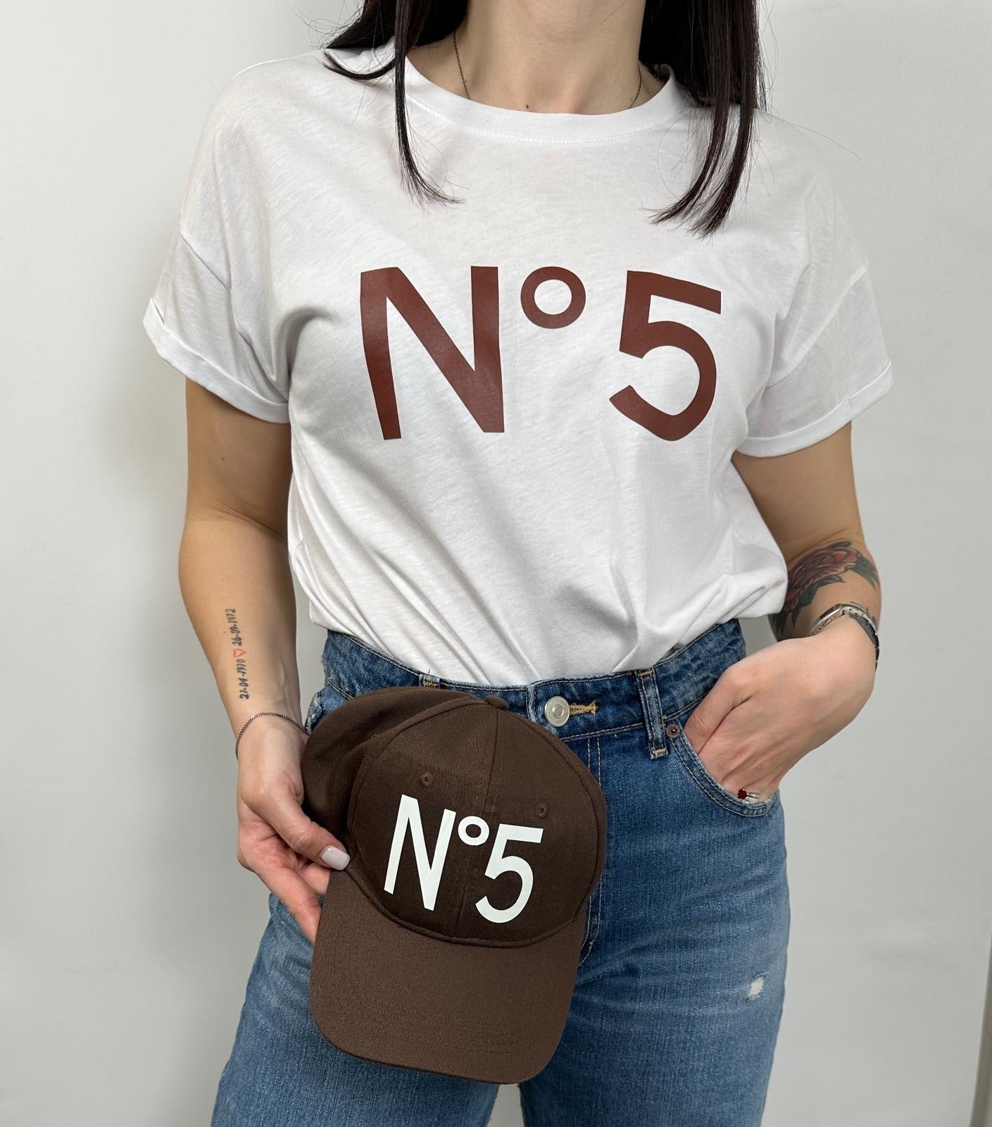 Tensione In T-shirt Con Berretto