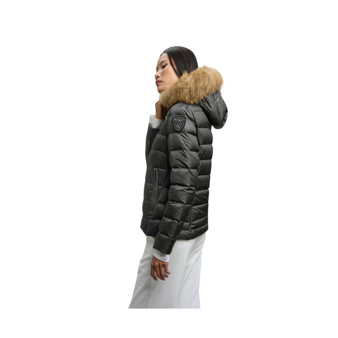 Blauer Piumino con Cappuccio con Bordo in Pelliccia

C03099 A06047