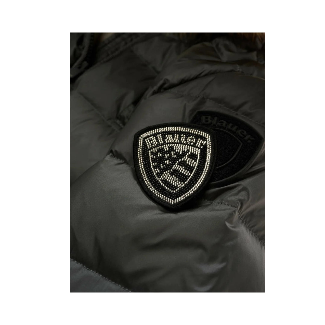 Blauer Piumino con Cappuccio con Bordo in Pelliccia

C03099 A06047