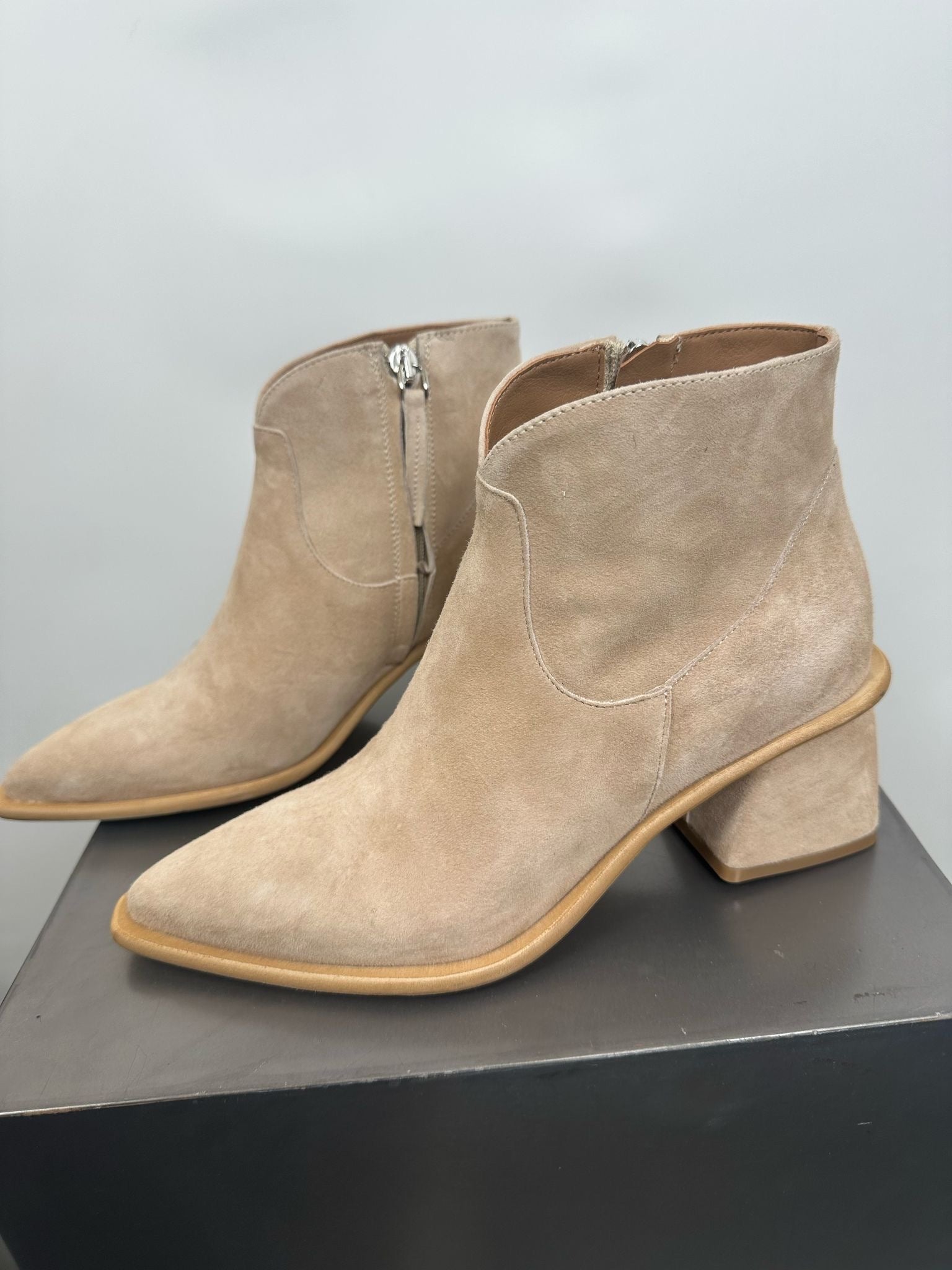 Ovyè Tronchetto In Camoscio